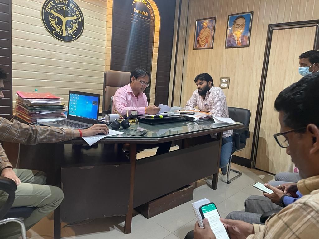 बरेली - मझगवां ब्लॉक में प्रधान और सचिव ने बिना काम कराए ही लाखों का पेमेंट अपने सगे भाइयों को कर दिया।