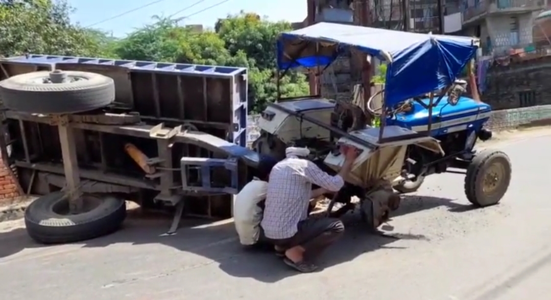 इटावा :ट्रैक्टर का पहिया अचानक  खुल जाने से ट्रैक्टर पलटा