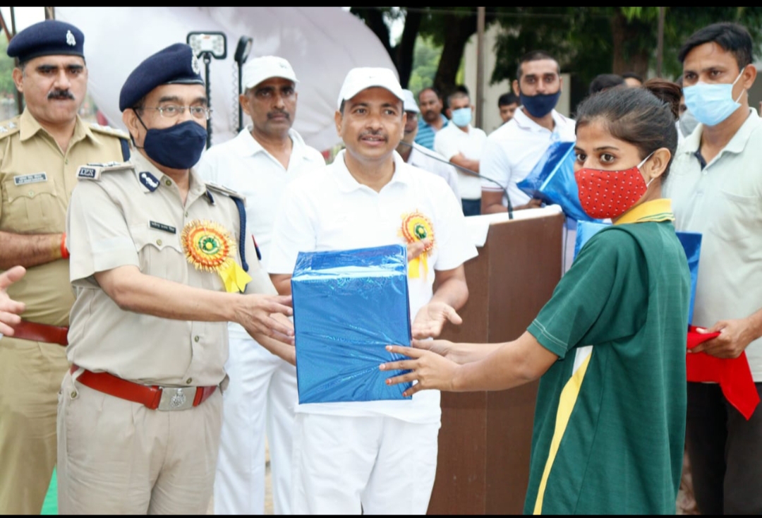 प्रयागराज: DIG/SSP द्वारा विजेता खिलाड़ियों को पुरस्कृत किया गया।