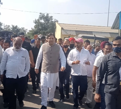 पीलीभीत :पूरनपुर नवीन मंडी का निरीक्षण करने पहुंचे सांसद वरुण गांधी ।