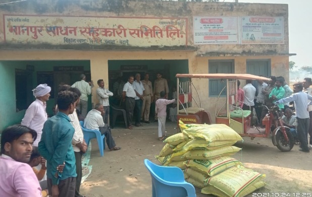 बदायूं: खाद की कमीमंहगाई की मार किसान बेहाल