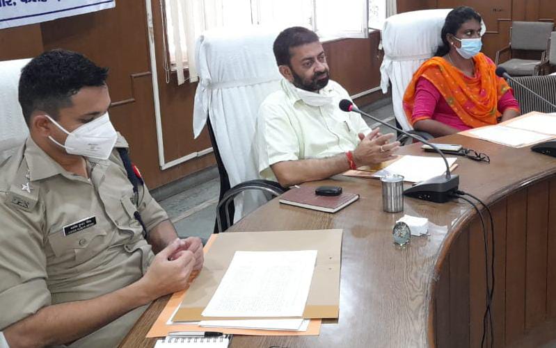 फर्रुखाबाद डीएम ने अमृतपुर तहसील में दिए एफ आई आर दर्ज कराने के निर्देश