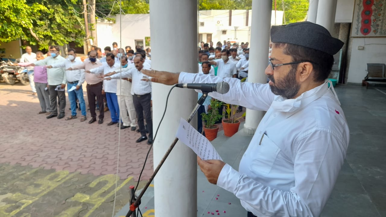 फर्रुखाबाद: जिलाधिकारी मानवेंद्र सिंह की अध्यक्षता में गांधी जयंती समारोह का आयोजन कलेक्ट्रेट सभागार में किया गया