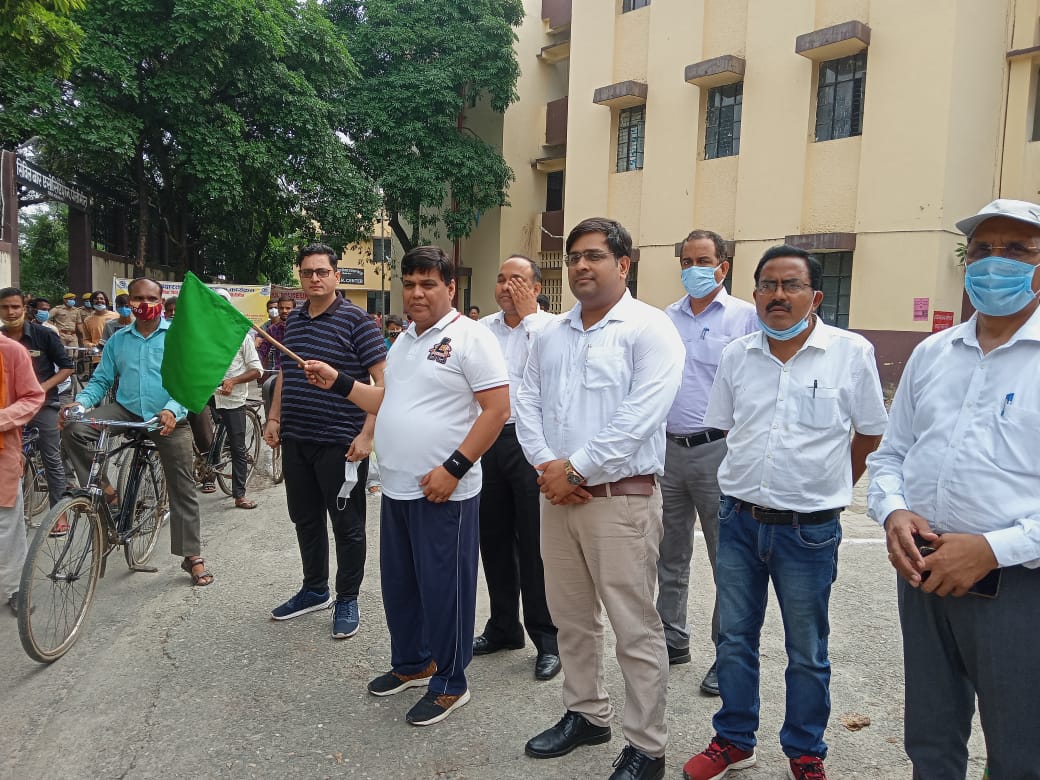 खेल निदेशालय उ0प्र0 के तत्वाधान में जिला खेल कार्यालय पीलीभीत व जिला प्रशासन के सहयोग से  शहर विधायक संजय सिंह गंगवार ने किया दौड़ प्रतियोगिता का उद्घाटन