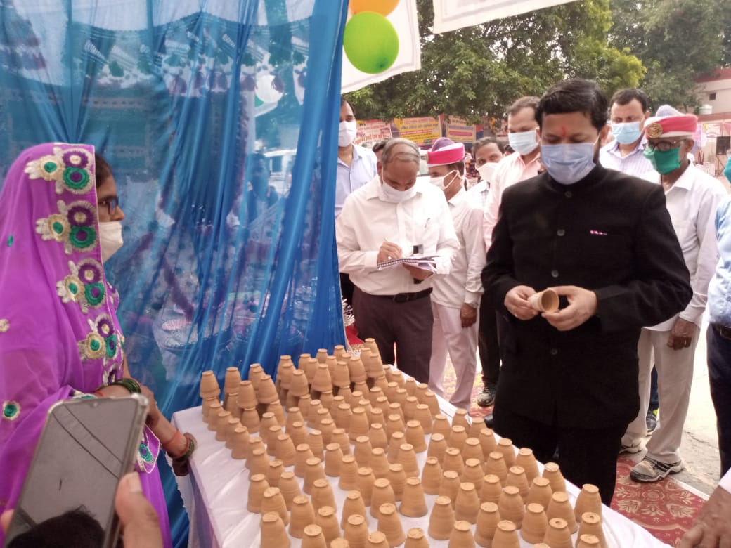 पीलीभीत : दो दिवसीय सरस मेले में महिला स्वयं सहायता समूहों ने ₹ 1,21000/  के उत्पादों की बिक्री