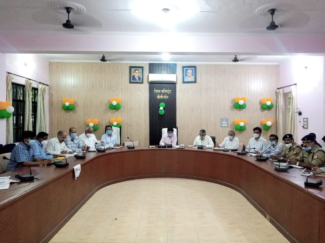 पीलीभीत :जिलाधिकारी की अध्यक्षता में जनपद स्तरीय अनुश्रवण एवं मूल्याकंन समिति की बैठक सम्पन।
