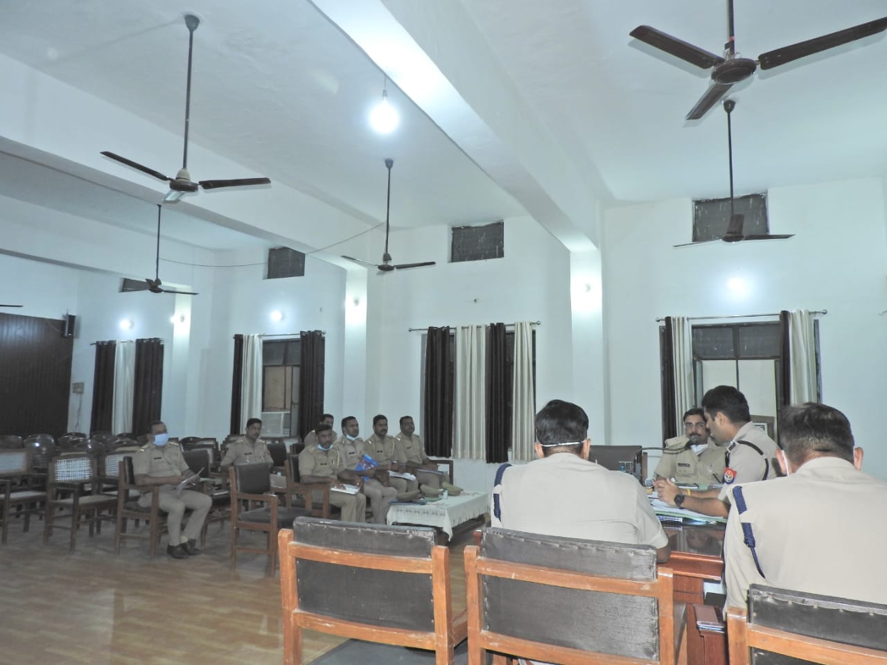 पुलिस अधीक्षक पीलीभीत श्री दिनेश कुमार पी0 महोदय ने आगामी त्यौहारों के दृष्टिगत जनपद में कानून व्यवस्था सुदृढ़ रखने हेतु समस्त पुलिस अधिकारियों के साथ कानून व्यवस्था संबंधी गोष्ठी की