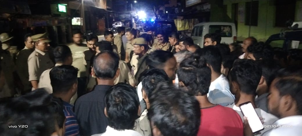 कासगंज:बांके बिहारी फिलिंग स्टेशन सिढ़पुरा के सेल्समैन के साथ मारपीट कर वबालियों ने की फायरिंग