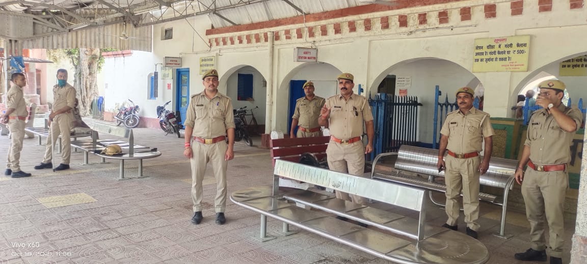 रायबरेली-किसानों को पुलिस ने किया घरों में कैद, रेलवे स्टेशन में पुलिस रही मुस्तैद
