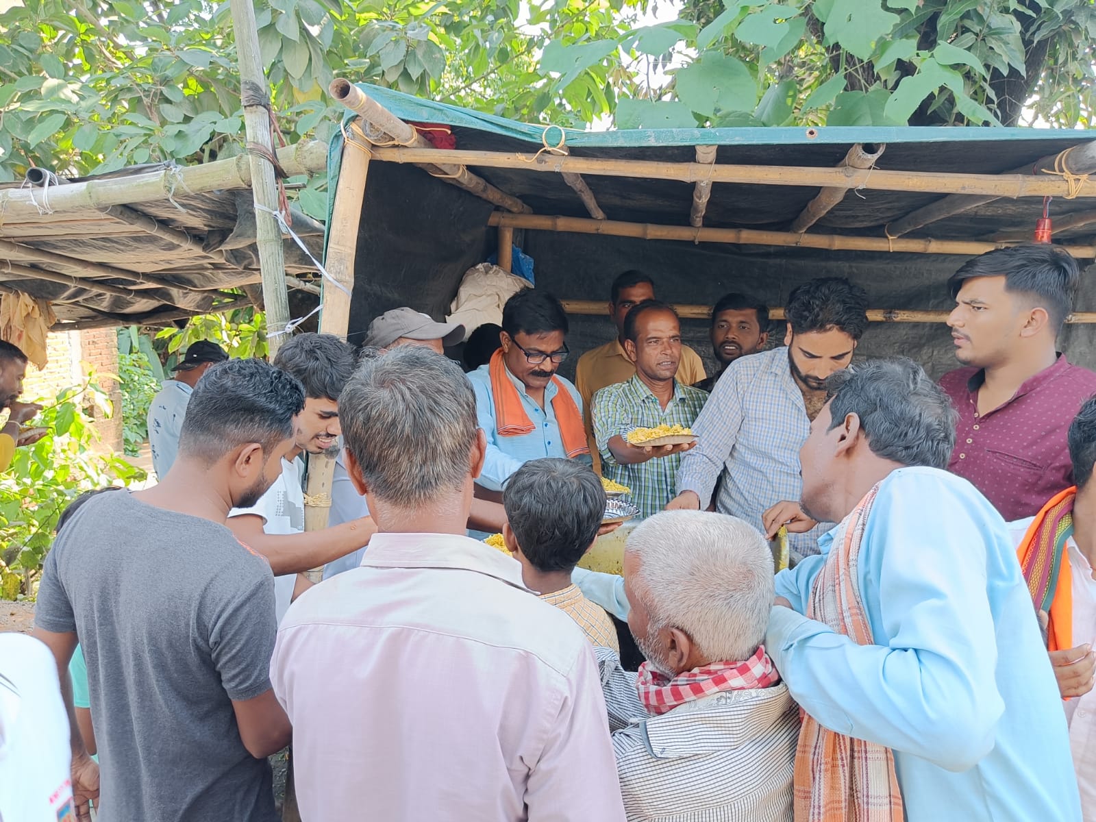 पीलीभीत: जिला महामंत्री लेखराज भारती द्वारा कई स्थानों पर स्टाल लगाकर भोजन के पैकेट वितरण किए