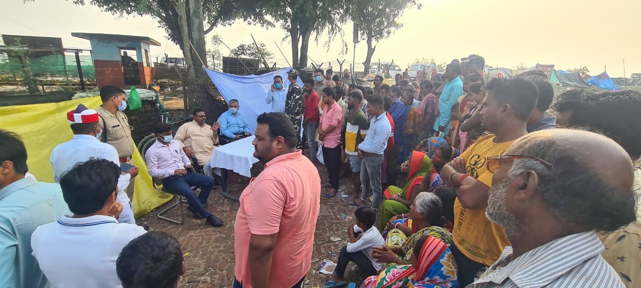 पीलीभीत: राजस्व टीमों के साथ विधायक बाबूराम पासवान ने बाढ़ प्रभावित गांवों में शुरू कराया सर्वे