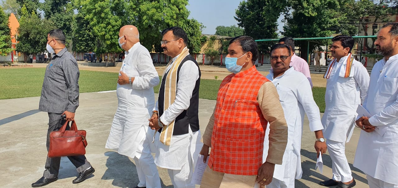 पीलीभीत :विधायक बाबूराम पासवान ने कृषि मंत्री से कहा सभी बाढ़ पीड़ितों को दिलवाएं मुआवजा