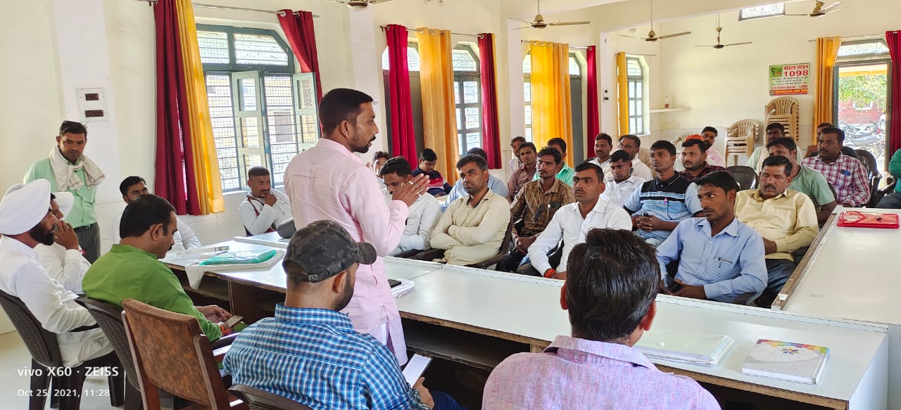 पीलीभीत :अमरिया के ब्लॉक सभागार में अखिल भारतीय प्रधान संगठन के नेर्तत्व में प्रधान संगठन की एक बैठक आहुत की गई