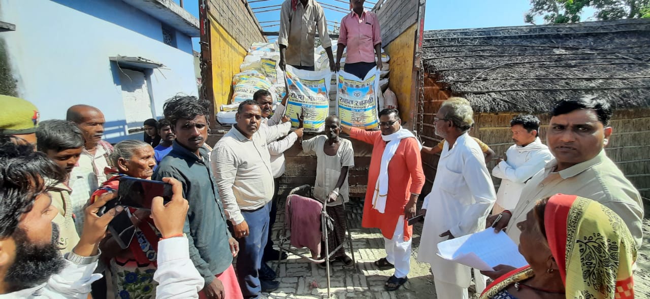 पीलीभीत: तीसरे दिन भी विधायक बाबूराम पासवान ने 22 सौ परिवारों को शारदा पर पहुंचकर राहत सामग्री बांटी