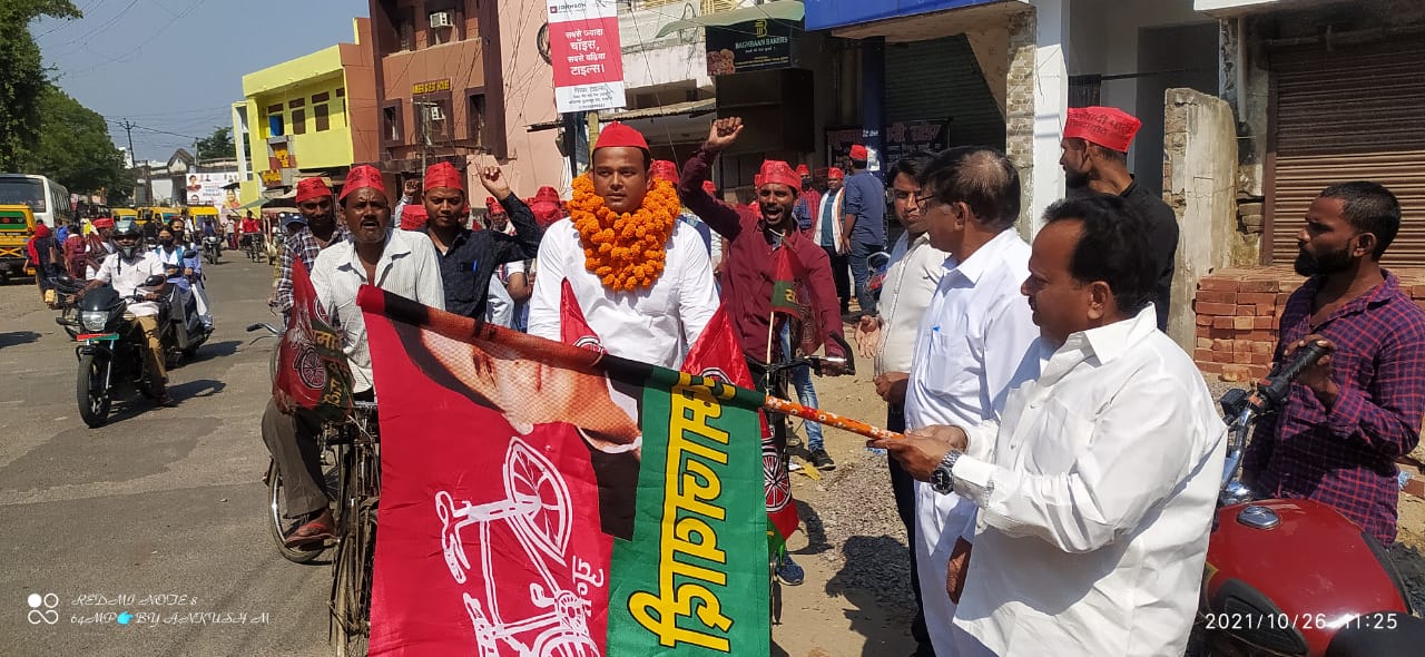 रायबरेली : एक बार फिर गली- गली साईकिल चली के नारे के साथ जितेन्द्र मौर्य ने फिर निकाली साईकिल यात्रा