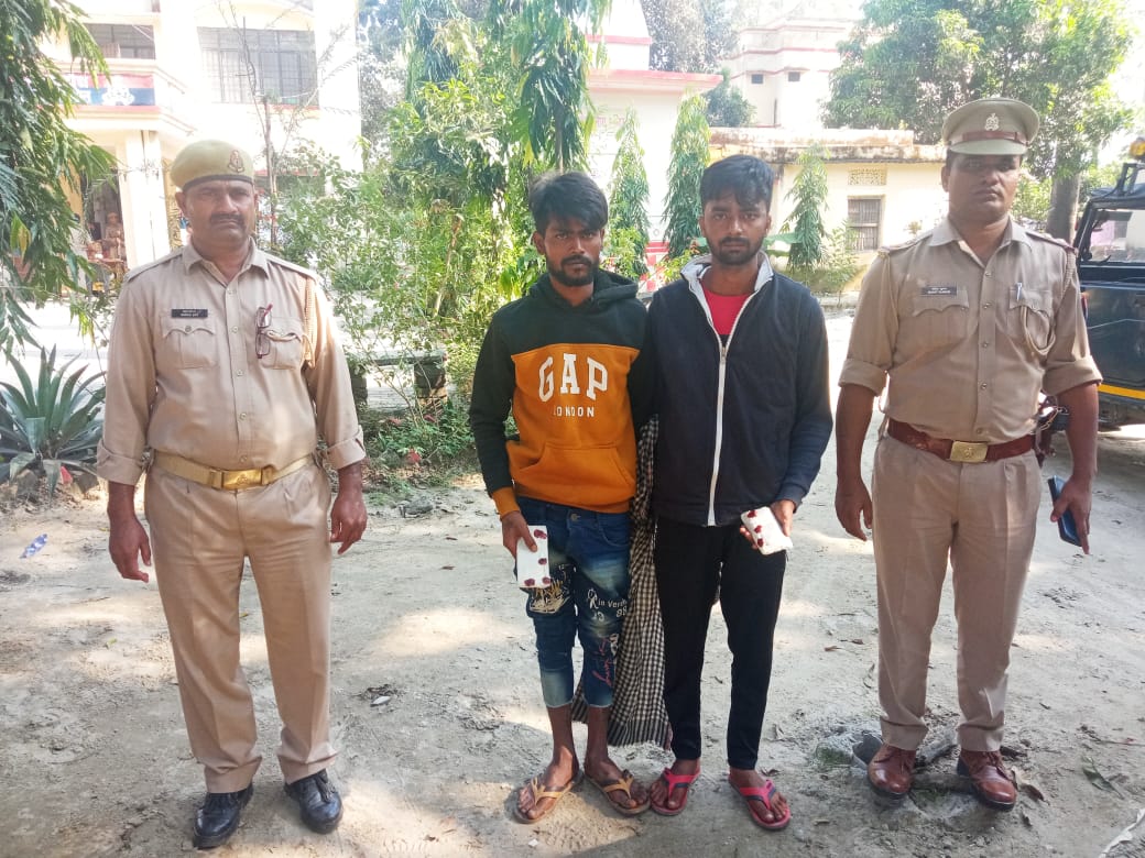 पीलीभीत : तीन मोबाइल के साथ दो युवक गिरफ्तार।