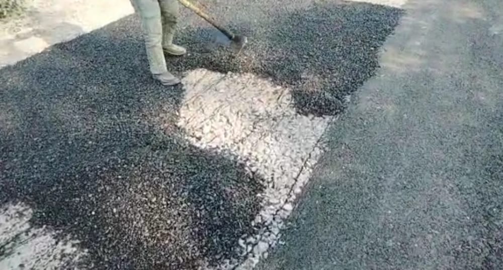 रायबरेली: सड़कों पर की जा रही है गड्ढा मुक्त की खानापूर्ति