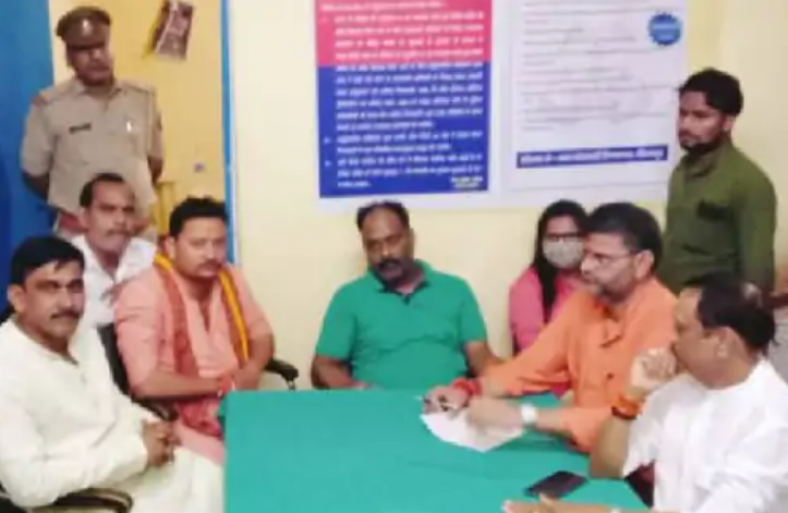 मिर्जापुर में खादी-खाकी की जंग में थाना बना अखाड़ा