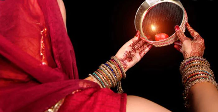 रायबरेली: अखंड सुहाग के लिए सुहागिनों ने रखा करवा चौथ का व्रत