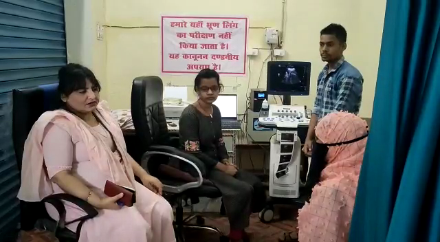बरेली - आँवला नगर में चल रहे फर्जी स्टार अल्ट्रासाउंड सेंटर को एसडीएम आँवला ने कराया सील।
