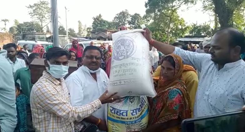 पीलीभीत : दूसरे दिन भाजपा विधायक बाबूराम पासवान ने बाढ़ ग्रस्त गांव में  1055 परिवारों को प्रशासनिक अधिकारियों के साथ राहत सामग्री की वितरित