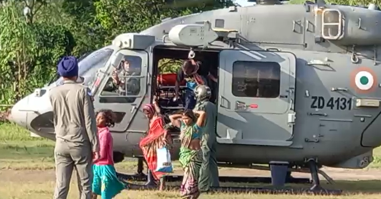 पीलीभीत: जिला प्रशासन ने वायु सेना के चौपर के द्वारा जलभराव क्षेत्र में फंसे लोगों को रेस्क्यू कर पहुंचाया सुरक्षित स्थान पर।