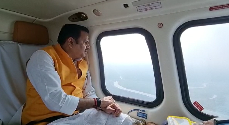 जल शक्ति संसाधन मंत्री डॉ0 महेन्द्र सिंह जी व राहत आयुक्त द्वारा बाढ प्रभावित क्षेत्रों का किया गया हवाई सर्वेक्षण।
