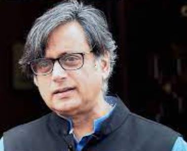 महिला सांसदों के साथ  सेल्फी शेयर करने पर शशि थरूर पर भड़के लोग, बाद में मांगी माफी