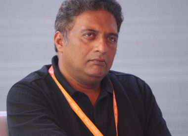 फिल्मJai Bhim में हिंदी बोलने पर एक व्यक्ति को मारा गया है चांटा, विवाद होने पर प्रकाश राज ने दी ये सफाई
