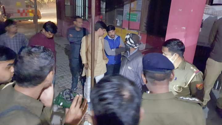 इटावा: कम्पाइन मशीन के चालक ने तेजी व लापरवाही से चलाते हुए स्कूटी सवार को टक्कर मारी