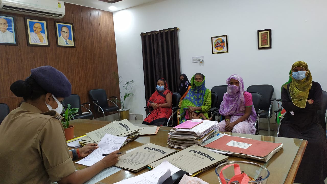 बहराइच : तेजतर्रार एसपी सुजाता सिंह ने आए हुए फरियादियों का शिकायतों को सुनकर उनके शीघ्र/गुणवत्ता पूर्ण निस्तारण किए