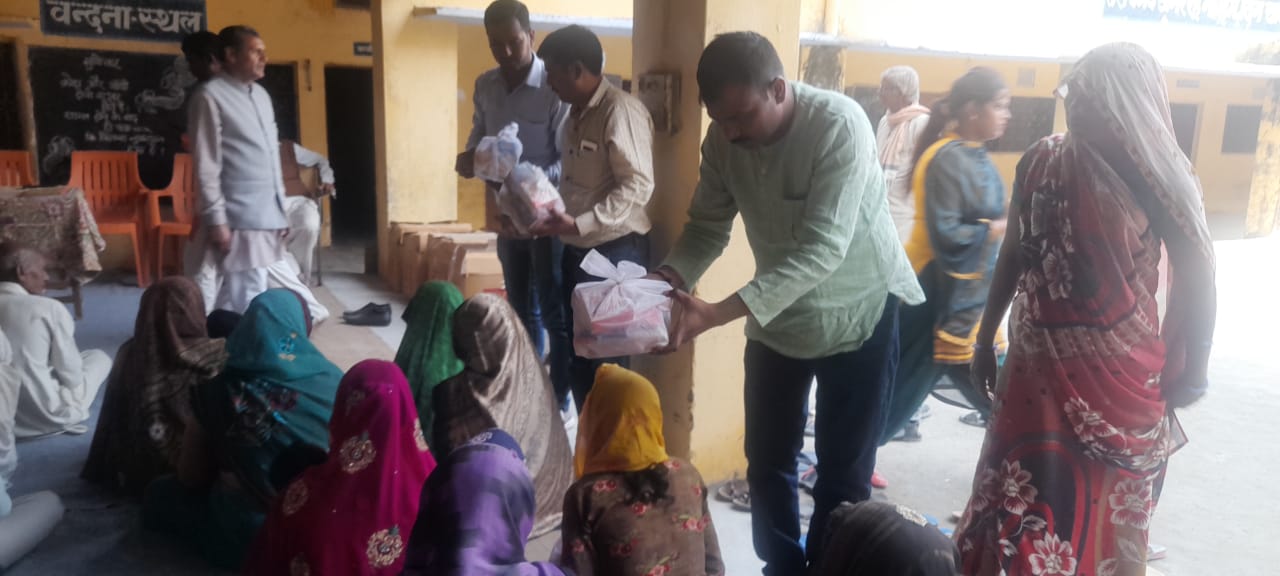 बरेली - समाजसेवी निहाल सिंह लोधी समाज सेवा में हर समय रहते सक्रिय असहाय व गरीब निर्धन लोगों को दीपावली गिफ्ट व मिठाईयां बांट दी शुभकामनाएं।