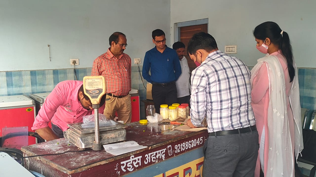 बरेली - आँवला नगर में एसडीएम आँवला के साथ खाद्य विभाग की टीम ने मारे छापे मची अफरा तफरी।
