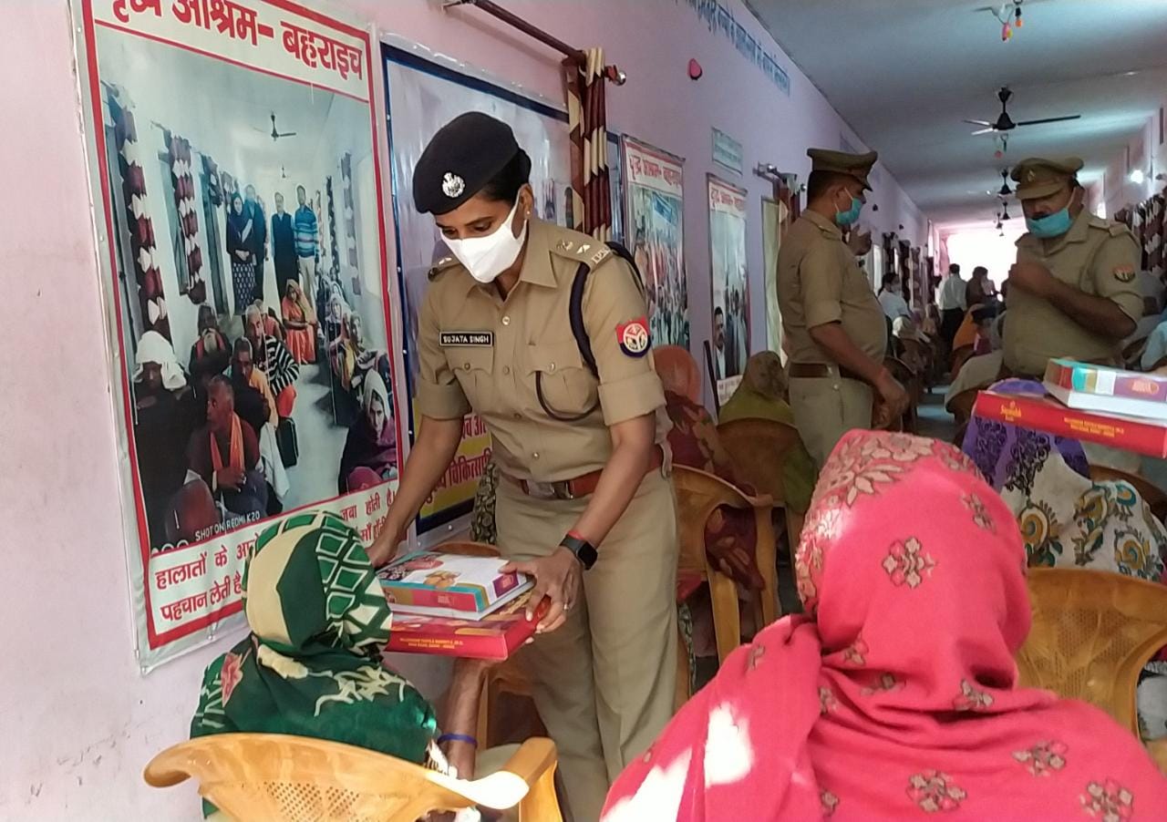 बहराइच: पुलिस एसपी महोदया सुजाता सिंह वृद्धजनों का त्योहार में बनी सहारा