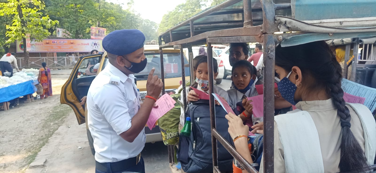 बहराइच: यातायात माह नवम्बर 2021 के अन्तर्गत पुलिस अधीक्षक महोदया बहराइच के आदेशानुसार जनमानस को यातायात नियमों के प्रति जागरुक किए
