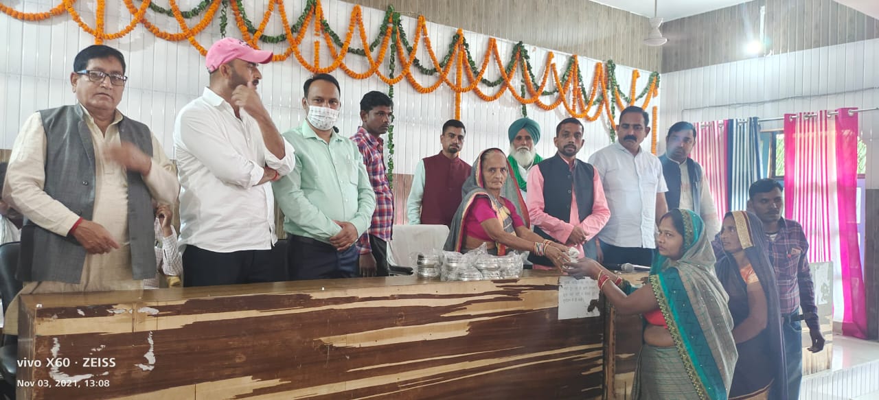 पीलीभीत : प्रदेश के सबसे बड़े विकास खण्ड पूरनपुर के ब्लॉक सभागार में मनाई गई ऐतिहासिक दीपावली ।
