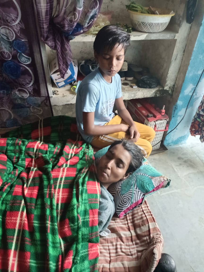पीलीभीत : गांव का एक भूमिहीन सत्रह वर्षीय युवक इलाज के अभाव में जिंदगी मौत के बीच झूल रहा है। उसके पिता पिछले एक केस में पिछले तीन वर्षों से जेल में बन्द है।