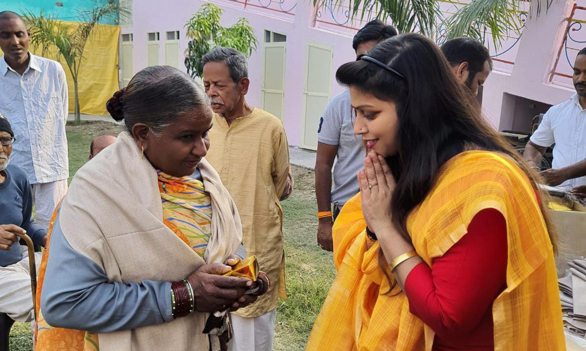 बरेली - निराश्रित वृद्धजनों के बीच पहुंचकर सांसद धर्मेंद्र कश्यप की बेटी कीर्ति ने मनाई दीपावली।