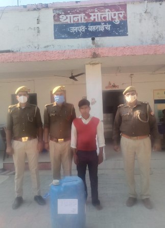 बहराइच: जिला के चर्चित थाना मोतीपुर के जालिमनगर चौकी प्रभारी अवधेश कुमार द्विवेदी ने 20लीटर अवैध कच्ची शराब के साथ एक नफर को किया गिरफ्तार