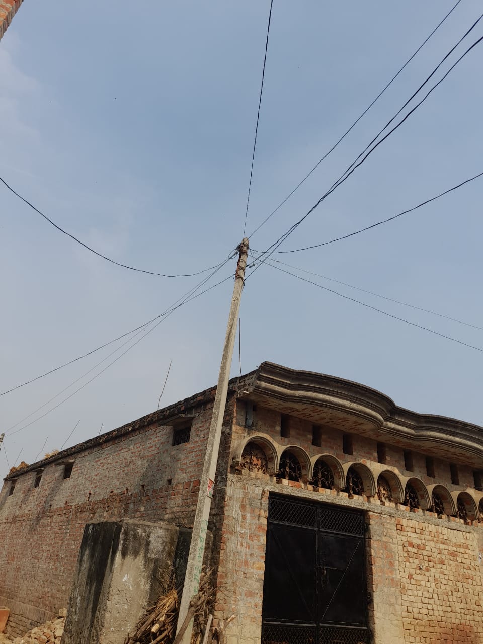 सीतापुर :ग्राम पंचायत आंट में नई स्ट्रीट लाइटें लगवाने के नाम पर दो लाख पचास  हजार का हुआ बंदर बांट
