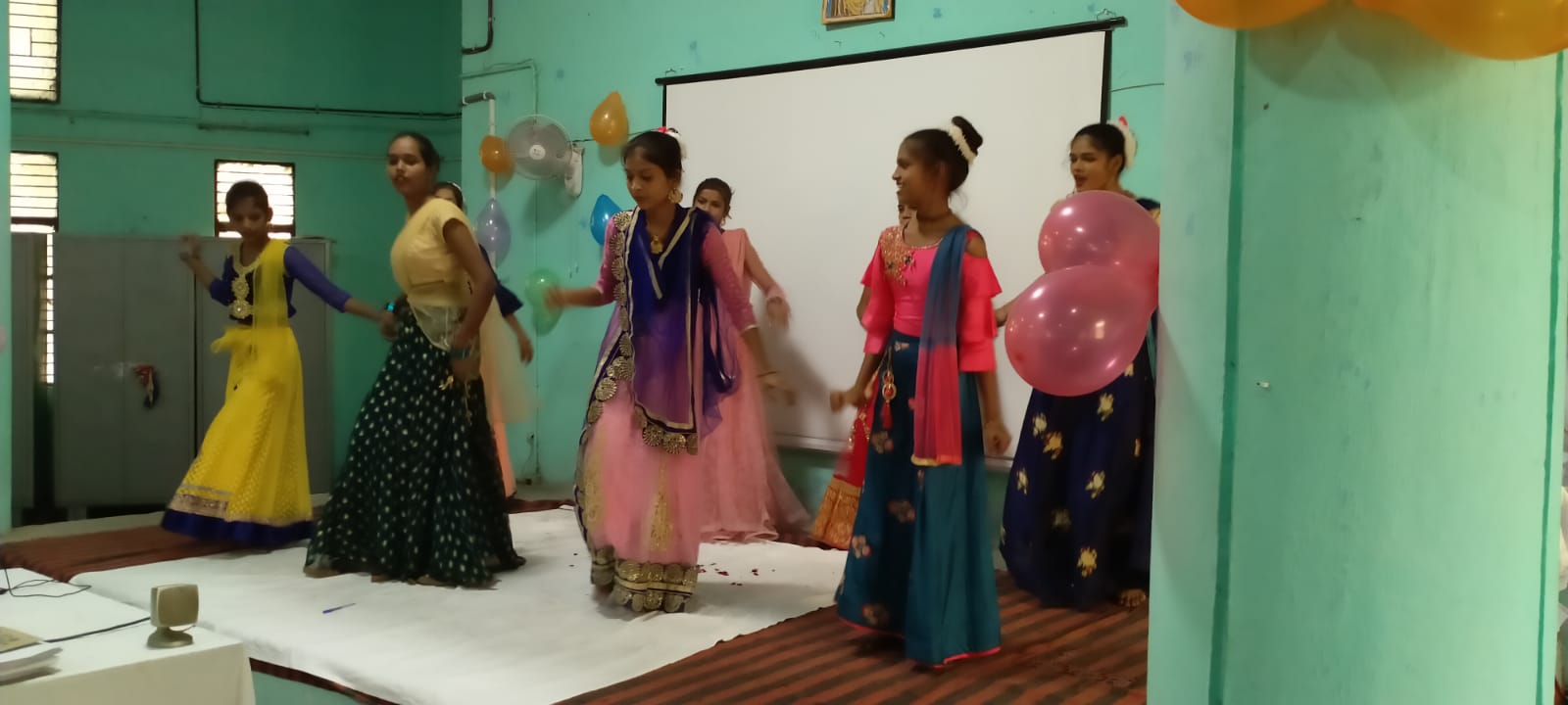 पीलीभीत : विद्यालयों की छात्राओं के द्वारा नाटक के माध्यम से महिलाओं को किया गया जागरूक।