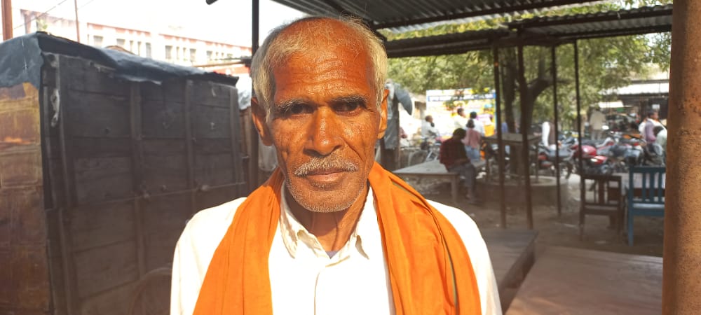 गोंडा: अपने छोटे पुत्र एवं बहू सहित दबंगो से त्रस्त न्याय के लिए दर-दर भटक रहा बुजुर्ग,प्रशासन मौन