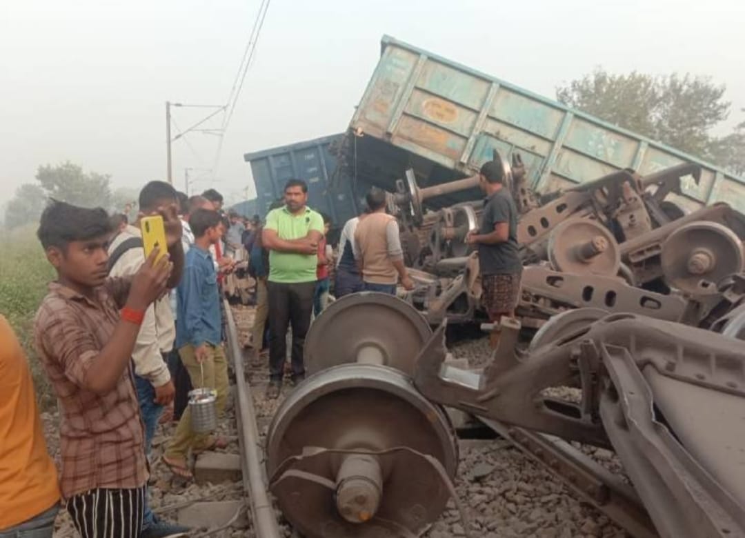 जौनपुर के बदलापुर में हुआ ट्रेन हादसा, मालगाड़ी की 21 बोगी पलटी*