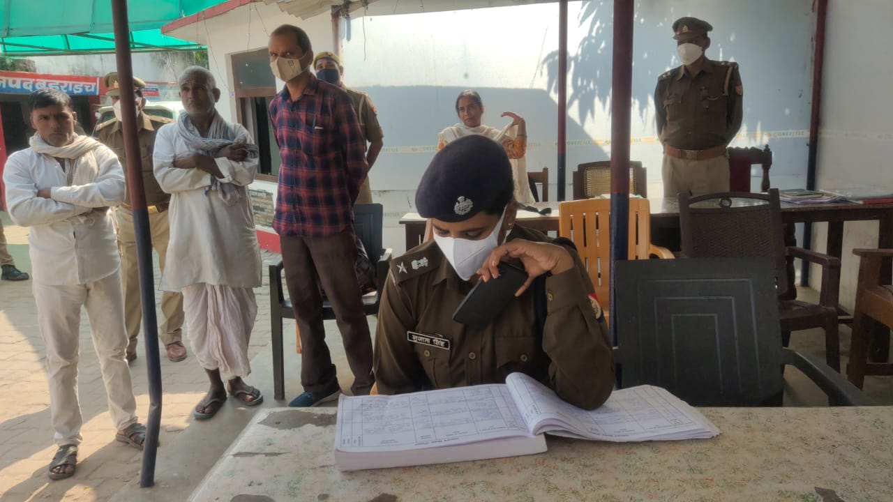 पुलिस अधीक्षक बहराइच द्वारा थाना कैसरगंज में आयोजित थाना समाधान दिवस में फरियादियों की समस्याओं को सुनकर उनके शीघ्र निस्तारण हेतु सम्बन्धित को दिशा-निर्देश दिए गए