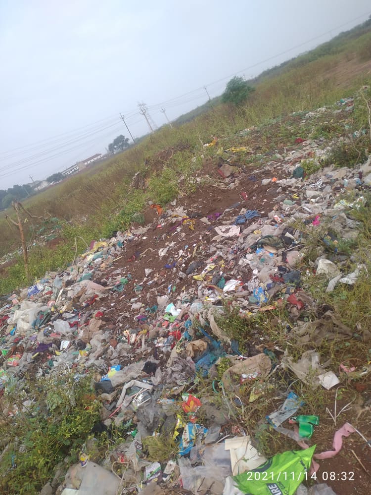 रायपुर:-खुले मैदान में  फेका जा रहा है पॉलीथिन युक्त कचड़ा