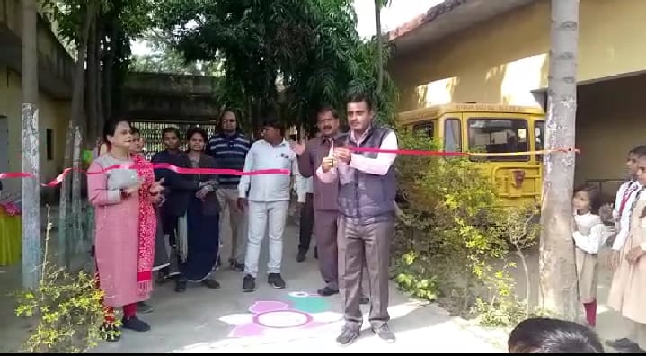 बरेली - संत बाबा रामदास इंटर कॉलेज के प्रधानाचार्य ने फीता काटकर किया खेलों का शुभारंभ. मनाया गया बाल दिवस।