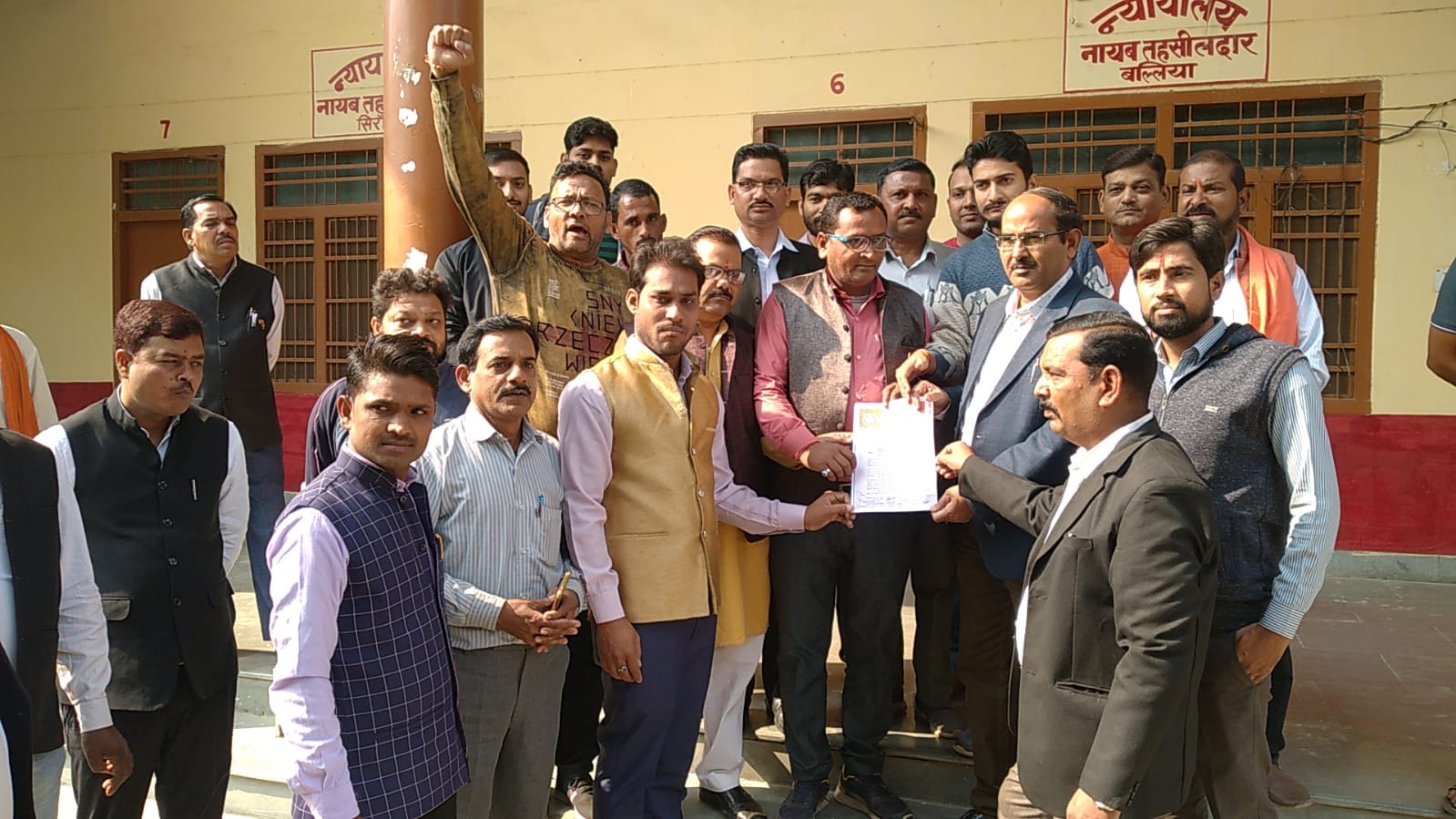 बरेली - हिंदू जागरण मंच आँवला इकाई द्वारा प्रधानमंत्री को संबोधित ज्ञापन उपजिलाधिकारी आँवला द्वारा सौंपा गया।