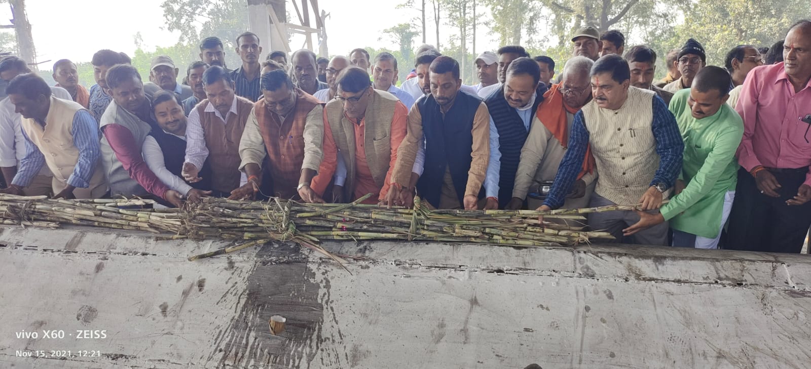 पीलीभीत :आज सरकारी किसान चीनी मिल में गणमान्य लोगों ने पटला पूजन कर पेराई सत्र का किया शुभारंभ।