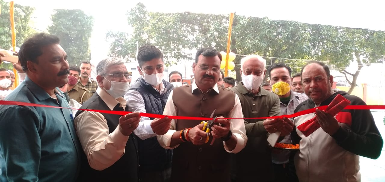 पीलीभीत :प्रदेश सरकार की तीन दिवसीय प्रदर्शनी का मा0 विधायक सदर एवं मुख्य विकास अधिकारी द्वारा किया गया उद्घाटन।