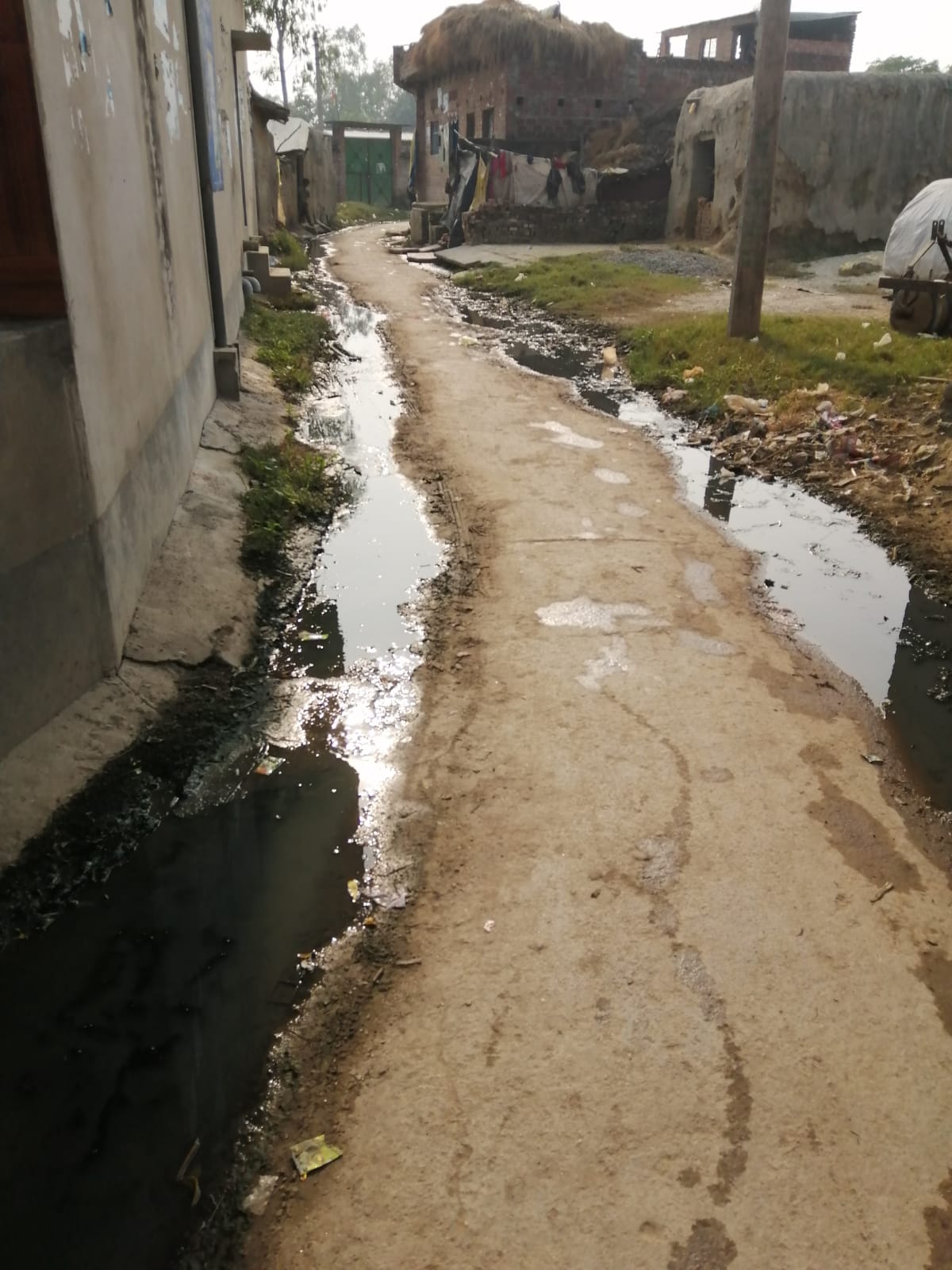 सीतापुर: सफाई कर्मी नियुक्त न होने के कारण गंदगी का अंबार लगा